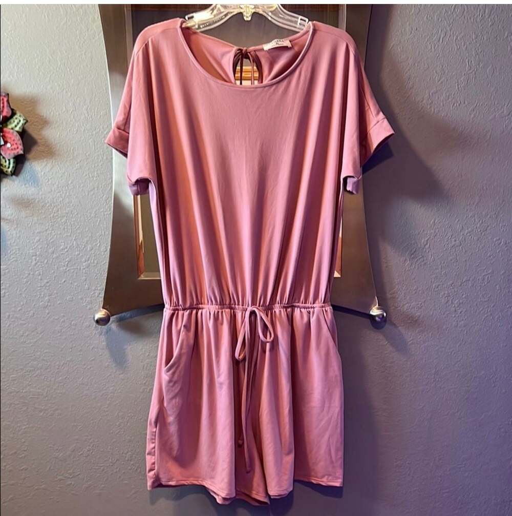 Zenana Mauve Short Sleeve Keyhole Back Romper with Pockets Size XL